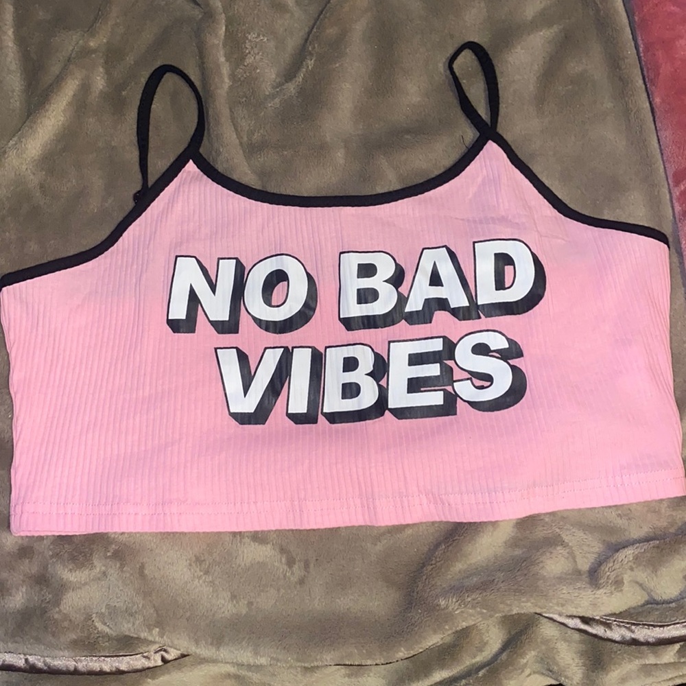 Pink “no bad vibes” crop top 🥰